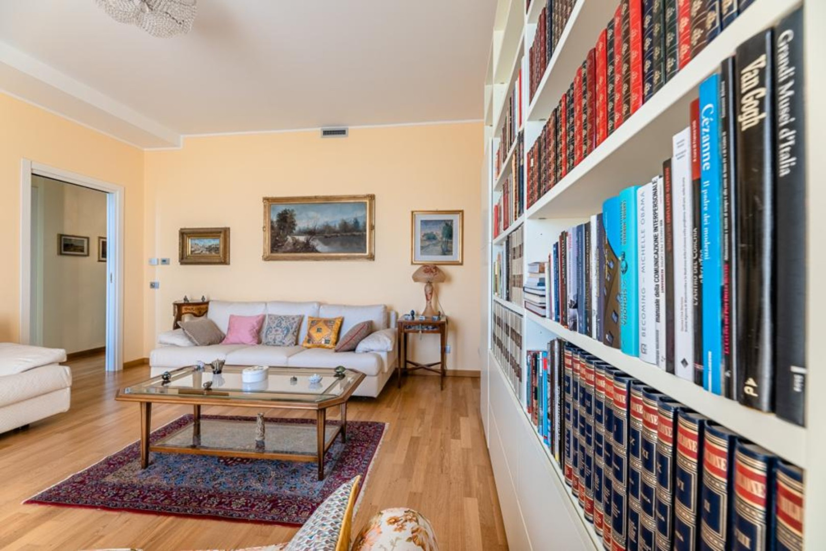 UNA CASA DA RIVISTA, UNA VISTA DA CARTOLINA